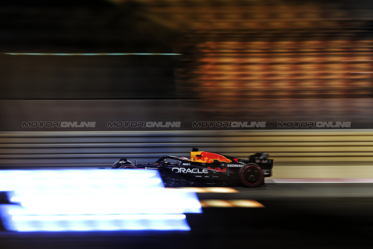 GP BAHRAIN, Max Verstappen (NLD) Red Bull Racing RB21.

11.04.2025. Formula 1 World Championship, Rd 4, Bahrain Grand Prix, Sakhir, Bahrain, Practice Day

- www.xpbimages.com, EMail: requests@xpbimages.com © Copyright: Charniaux / XPB Images