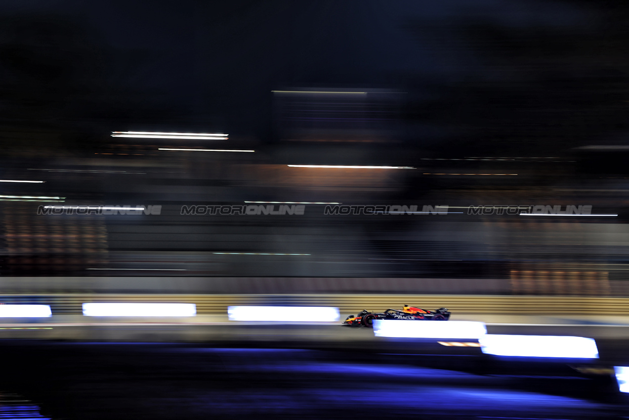 GP BAHRAIN, Max Verstappen (NLD) Red Bull Racing RB21.

11.04.2025. Formula 1 World Championship, Rd 4, Bahrain Grand Prix, Sakhir, Bahrain, Practice Day

- www.xpbimages.com, EMail: requests@xpbimages.com © Copyright: Charniaux / XPB Images