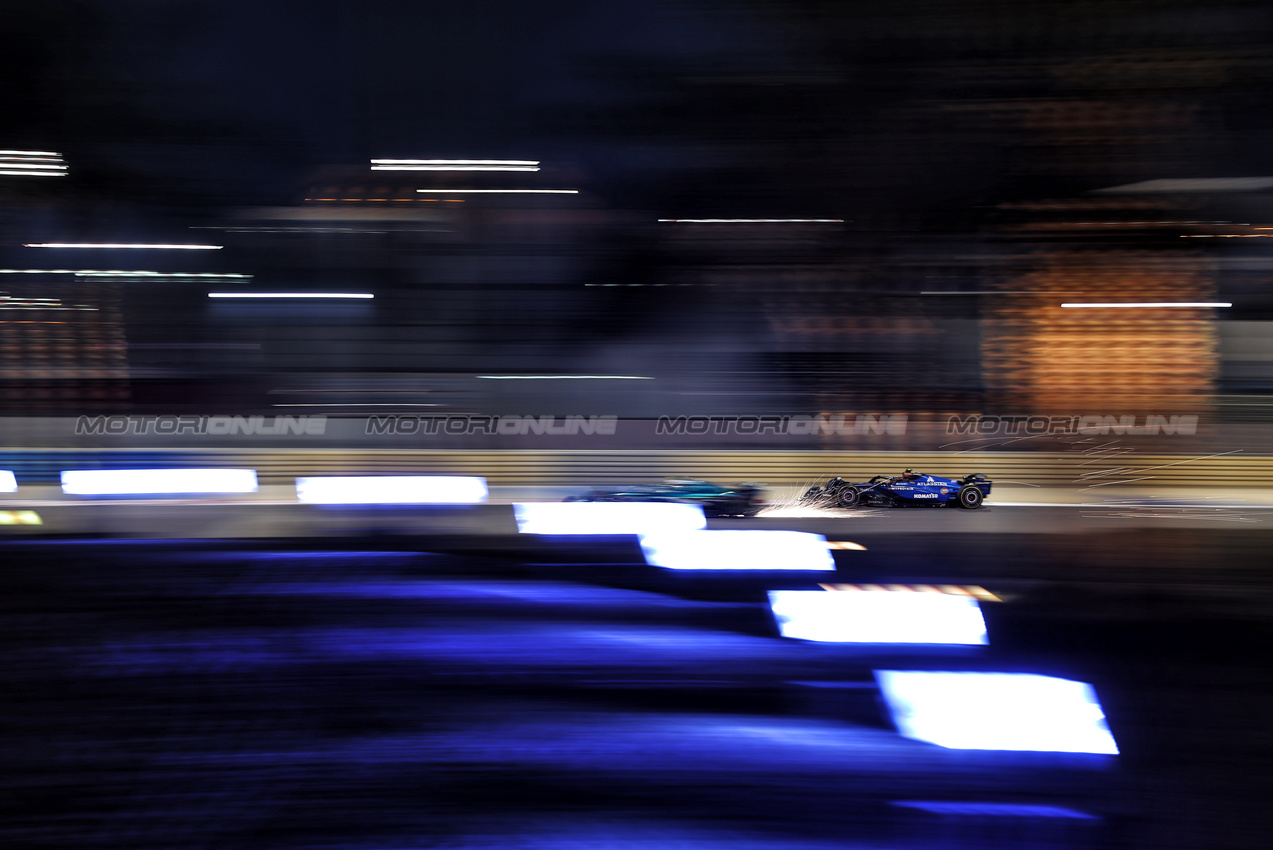 GP BAHRAIN, Fernando Alonso (ESP) Aston Martin F1 Team AMR25 e Carlos Sainz (ESP) Atlassian Williams Racing FW46. 

11.04.2025. Formula 1 World Championship, Rd 4, Bahrain Grand Prix, Sakhir, Bahrain, Practice Day

- www.xpbimages.com, EMail: requests@xpbimages.com © Copyright: Charniaux / XPB Images