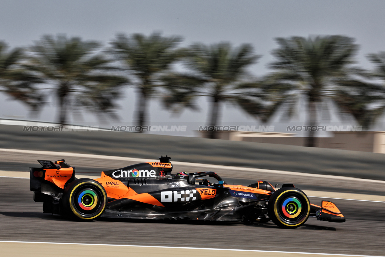GP BAHRAIN, Oscar Piastri (AUS) McLaren MCL39.

11.04.2025. Formula 1 World Championship, Rd 4, Bahrain Grand Prix, Sakhir, Bahrain, Practice Day

- www.xpbimages.com, EMail: requests@xpbimages.com © Copyright: Moy / XPB Images