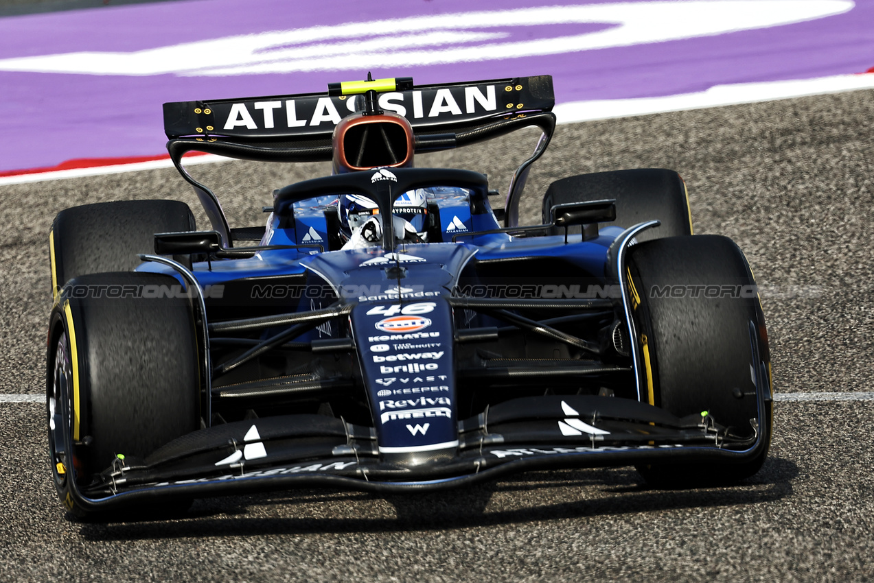 GP BAHRAIN, Luke Browning (GBR) Atlassian Williams Racing FW47 Academy Driver.

11.04.2025. Formula 1 World Championship, Rd 4, Bahrain Grand Prix, Sakhir, Bahrain, Practice Day

- www.xpbimages.com, EMail: requests@xpbimages.com © Copyright: Bearne / XPB Images