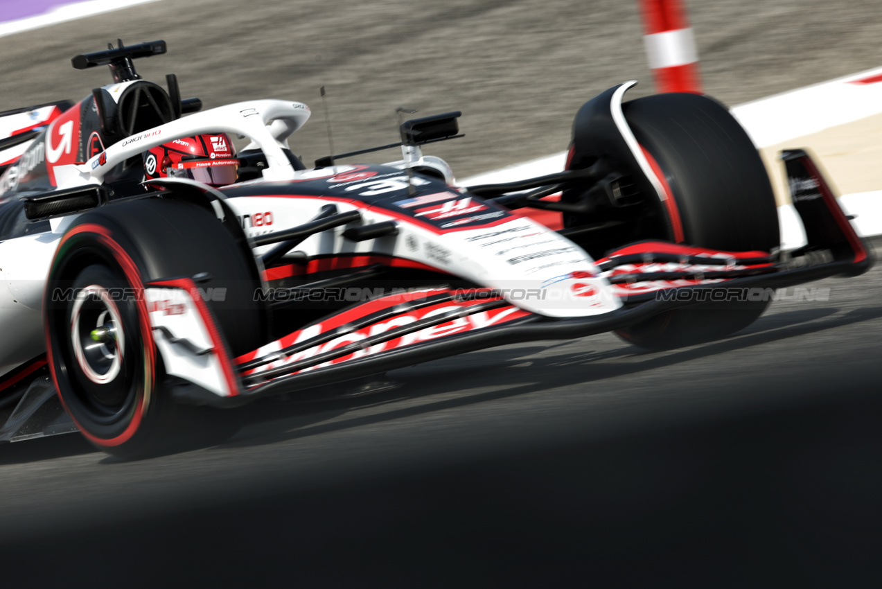 GP BAHRAIN, Esteban Ocon (FRA) Haas VF-25.

11.04.2025. Formula 1 World Championship, Rd 4, Bahrain Grand Prix, Sakhir, Bahrain, Practice Day

- www.xpbimages.com, EMail: requests@xpbimages.com © Copyright: Bearne / XPB Images
