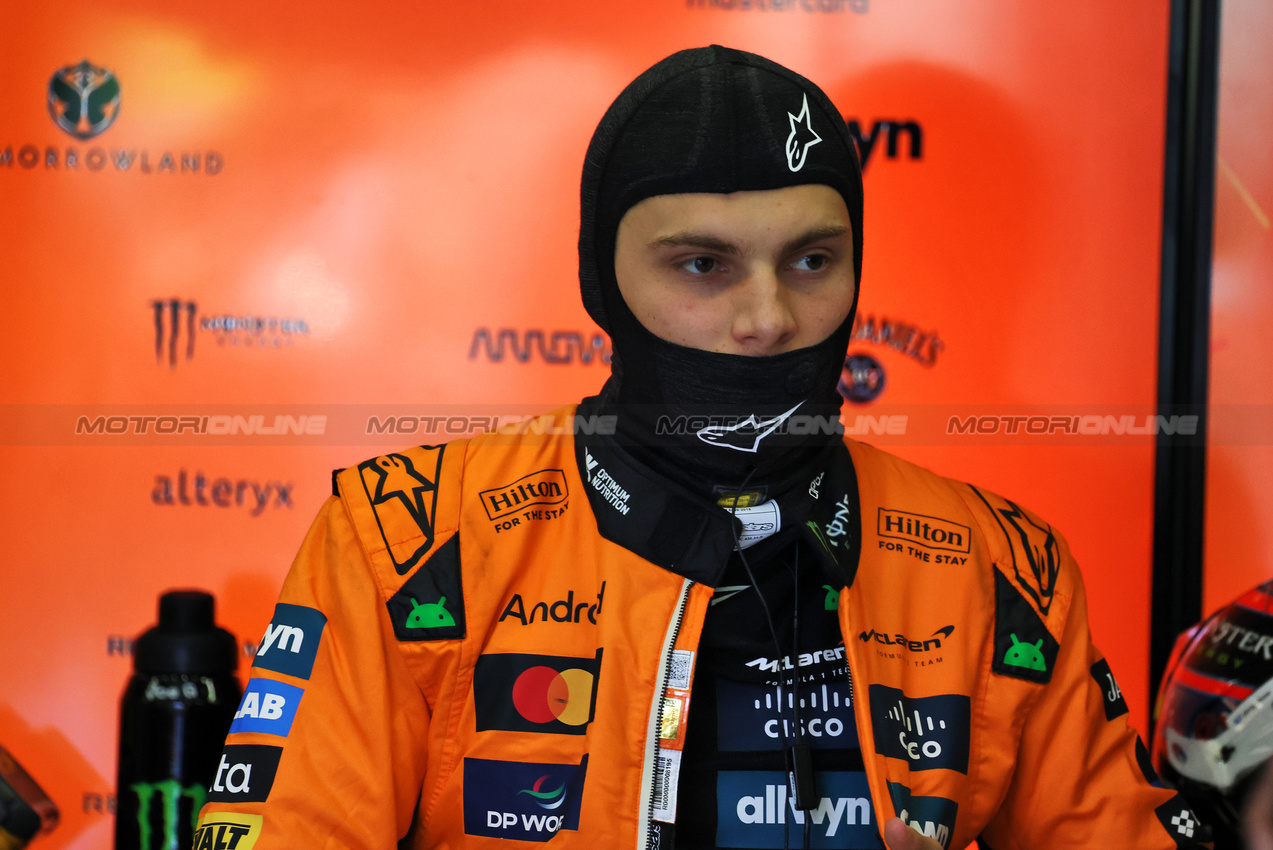 GP BELGIO, Oscar Piastri (AUS) McLaren in the pit garage.

27.07.2025. Formula 1 World Championship, Rd 13, Belgian Grand Prix, Spa Francorchamps, Belgium, Gara Day.

- www.xpbimages.com, EMail: requests@xpbimages.com © Copyright: Moy / XPB Images