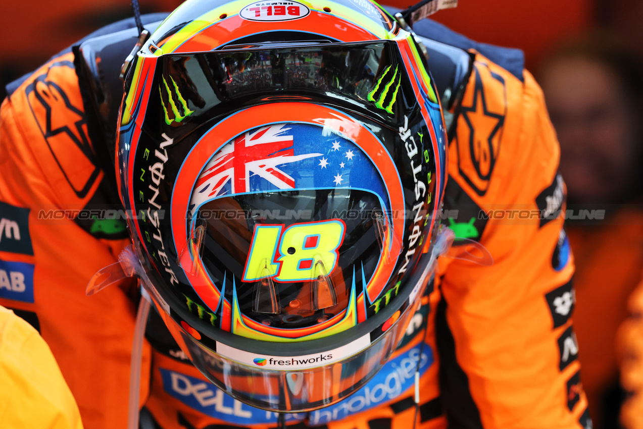 GP BELGIO, Oscar Piastri (AUS) McLaren in the pit garage.

27.07.2025. Formula 1 World Championship, Rd 13, Belgian Grand Prix, Spa Francorchamps, Belgium, Gara Day.

- www.xpbimages.com, EMail: requests@xpbimages.com © Copyright: Moy / XPB Images