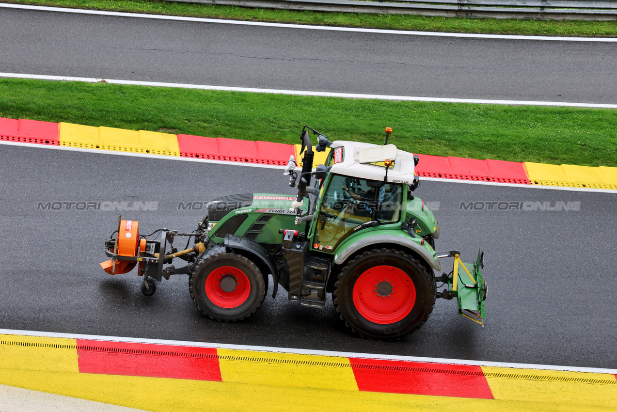 GP BELGIO, Circuit Atmosfera - A tractor tries to dry the circuit.

27.07.2025. Formula 1 World Championship, Rd 13, Belgian Grand Prix, Spa Francorchamps, Belgium, Gara Day.

- www.xpbimages.com, EMail: requests@xpbimages.com © Copyright: Moy / XPB Images
