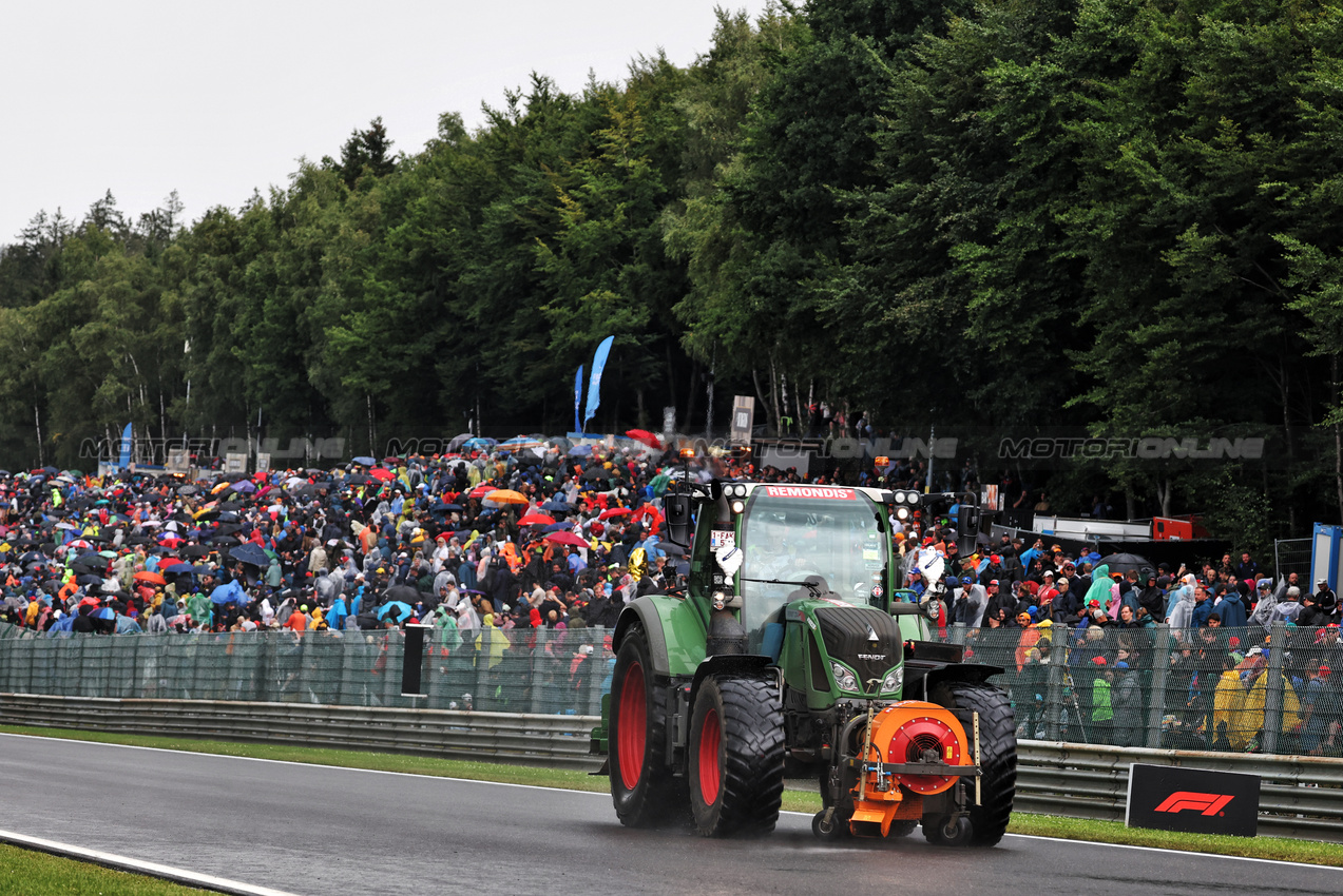 GP BELGIO, Circuit Atmosfera - A tractor tries to dry the circuit.

27.07.2025. Formula 1 World Championship, Rd 13, Belgian Grand Prix, Spa Francorchamps, Belgium, Gara Day.

- www.xpbimages.com, EMail: requests@xpbimages.com © Copyright: Bearne / XPB Images