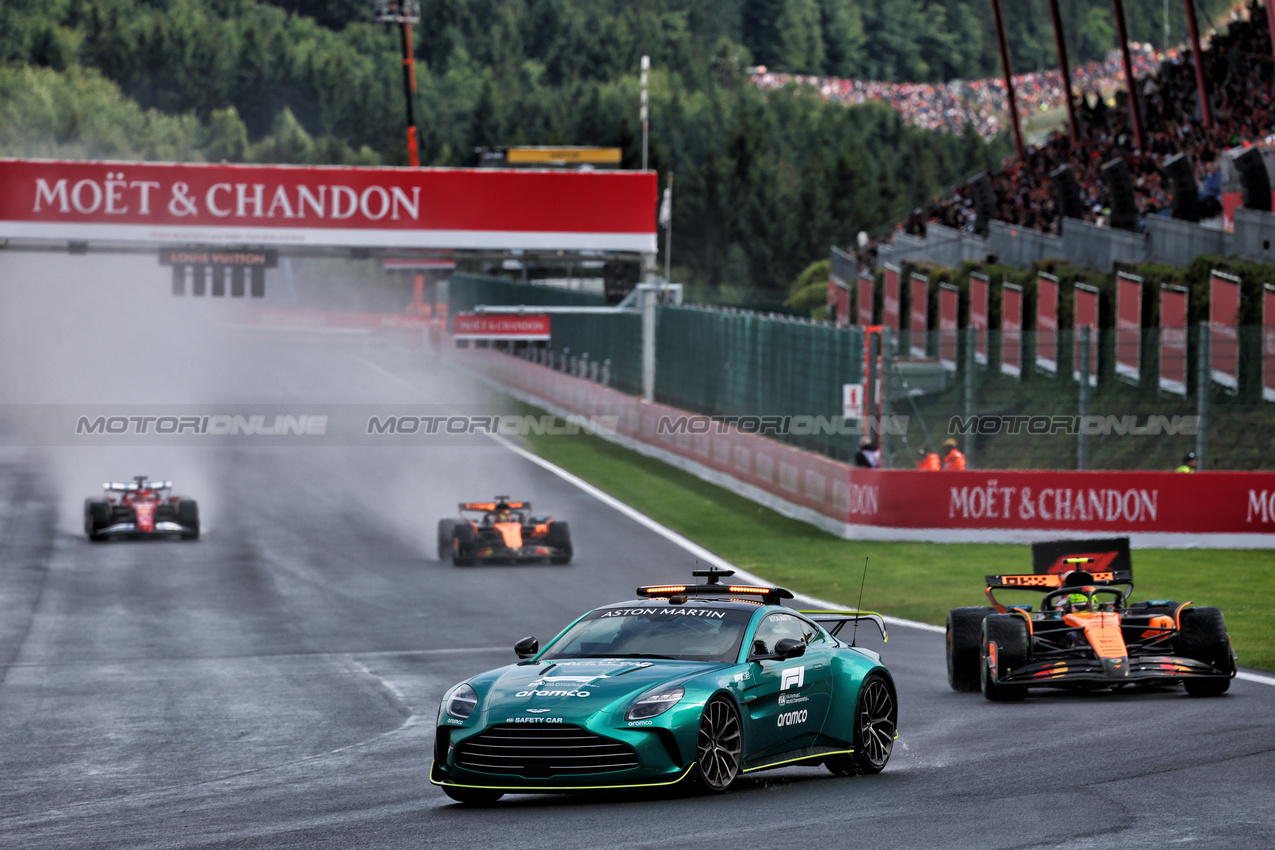 GP BELGIO, Lando Norris (GBR) McLaren MCL39 davanti a behind the Aston Martin FIA Safety Car.

27.07.2025. Formula 1 World Championship, Rd 13, Belgian Grand Prix, Spa Francorchamps, Belgium, Gara Day.

- www.xpbimages.com, EMail: requests@xpbimages.com © Copyright: Batchelor / XPB Images