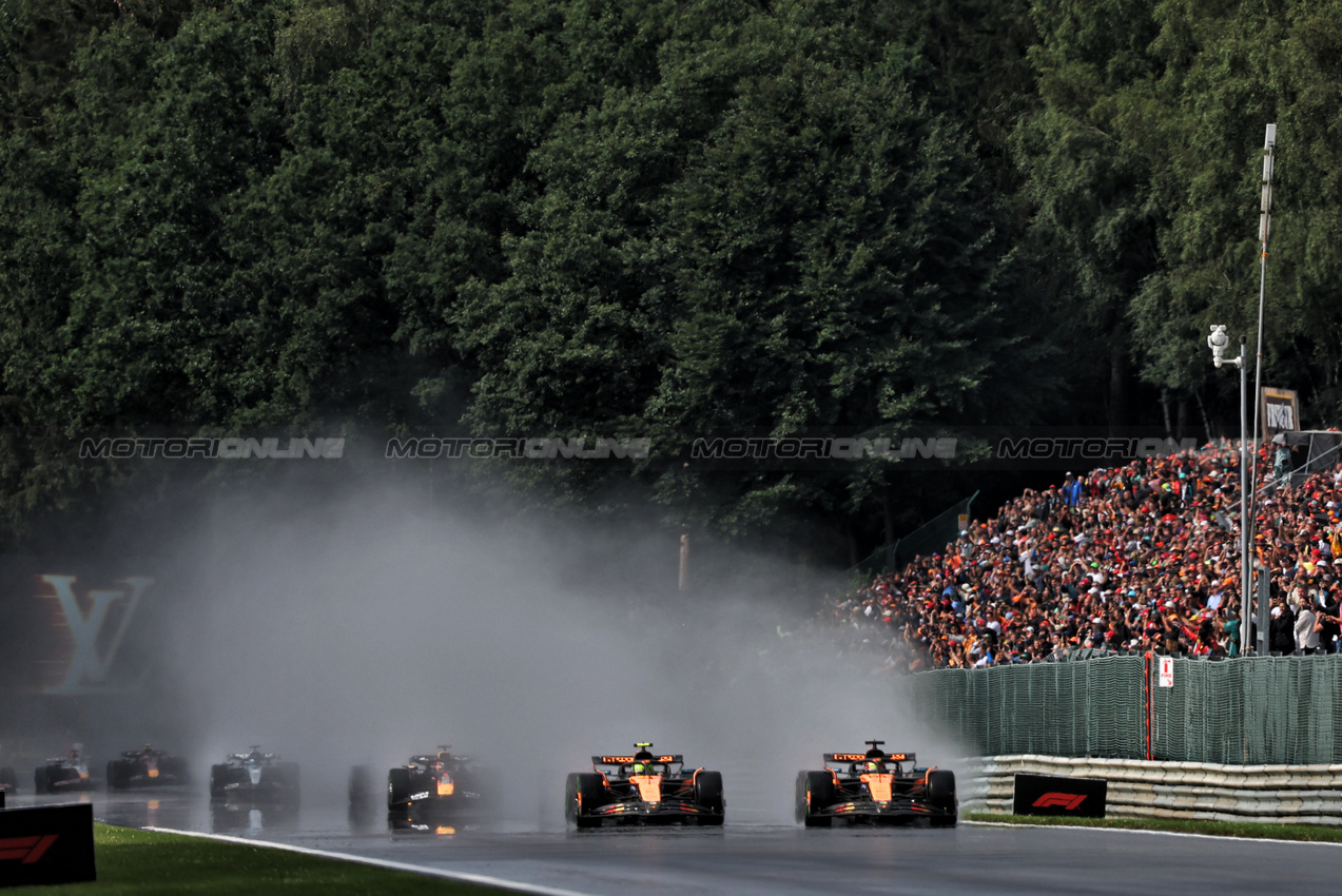 GP BELGIO, Oscar Piastri (AUS) McLaren MCL39 passes team mate Lando Norris (GBR) McLaren MCL39 at the partenza of the race.

27.07.2025. Formula 1 World Championship, Rd 13, Belgian Grand Prix, Spa Francorchamps, Belgium, Gara Day.

- www.xpbimages.com, EMail: requests@xpbimages.com © Copyright: Bearne / XPB Images
