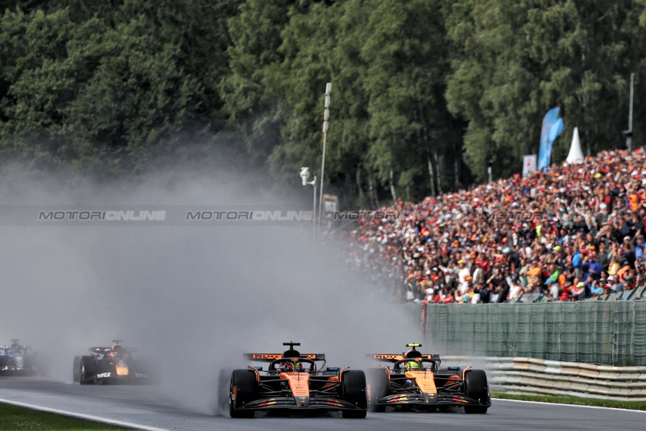 GP BELGIO, Oscar Piastri (AUS) McLaren MCL39 passes team mate Lando Norris (GBR) McLaren MCL39 at the partenza of the race.

27.07.2025. Formula 1 World Championship, Rd 13, Belgian Grand Prix, Spa Francorchamps, Belgium, Gara Day.

- www.xpbimages.com, EMail: requests@xpbimages.com © Copyright: Bearne / XPB Images