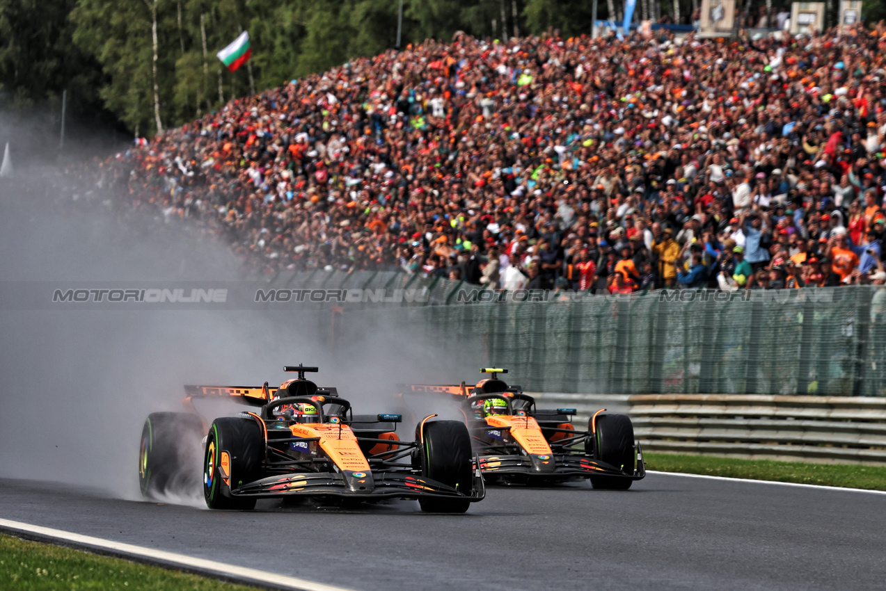 GP BELGIO, Oscar Piastri (AUS) McLaren MCL39 passes team mate Lando Norris (GBR) McLaren MCL39 at the partenza of the race.

27.07.2025. Formula 1 World Championship, Rd 13, Belgian Grand Prix, Spa Francorchamps, Belgium, Gara Day.

- www.xpbimages.com, EMail: requests@xpbimages.com © Copyright: Bearne / XPB Images