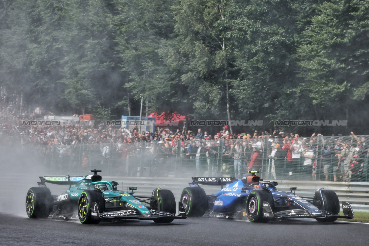 GP BELGIO, Lance Stroll (CDN) Aston Martin F1 Team AMR25 e Carlos Sainz (ESP) Atlassian Williams Racing FW47 at the partenza of the race.

27.07.2025. Formula 1 World Championship, Rd 13, Belgian Grand Prix, Spa Francorchamps, Belgium, Gara Day.

- www.xpbimages.com, EMail: requests@xpbimages.com © Copyright: Bearne / XPB Images