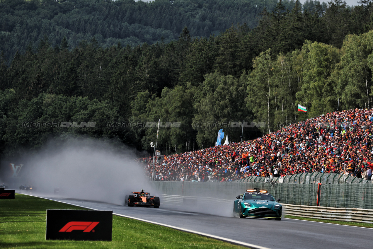 GP BELGIO, Lando Norris (GBR) McLaren MCL39 davanti a behind the Aston Martin FIA Safety Car.

27.07.2025. Formula 1 World Championship, Rd 13, Belgian Grand Prix, Spa Francorchamps, Belgium, Gara Day.

- www.xpbimages.com, EMail: requests@xpbimages.com © Copyright: Bearne / XPB Images
