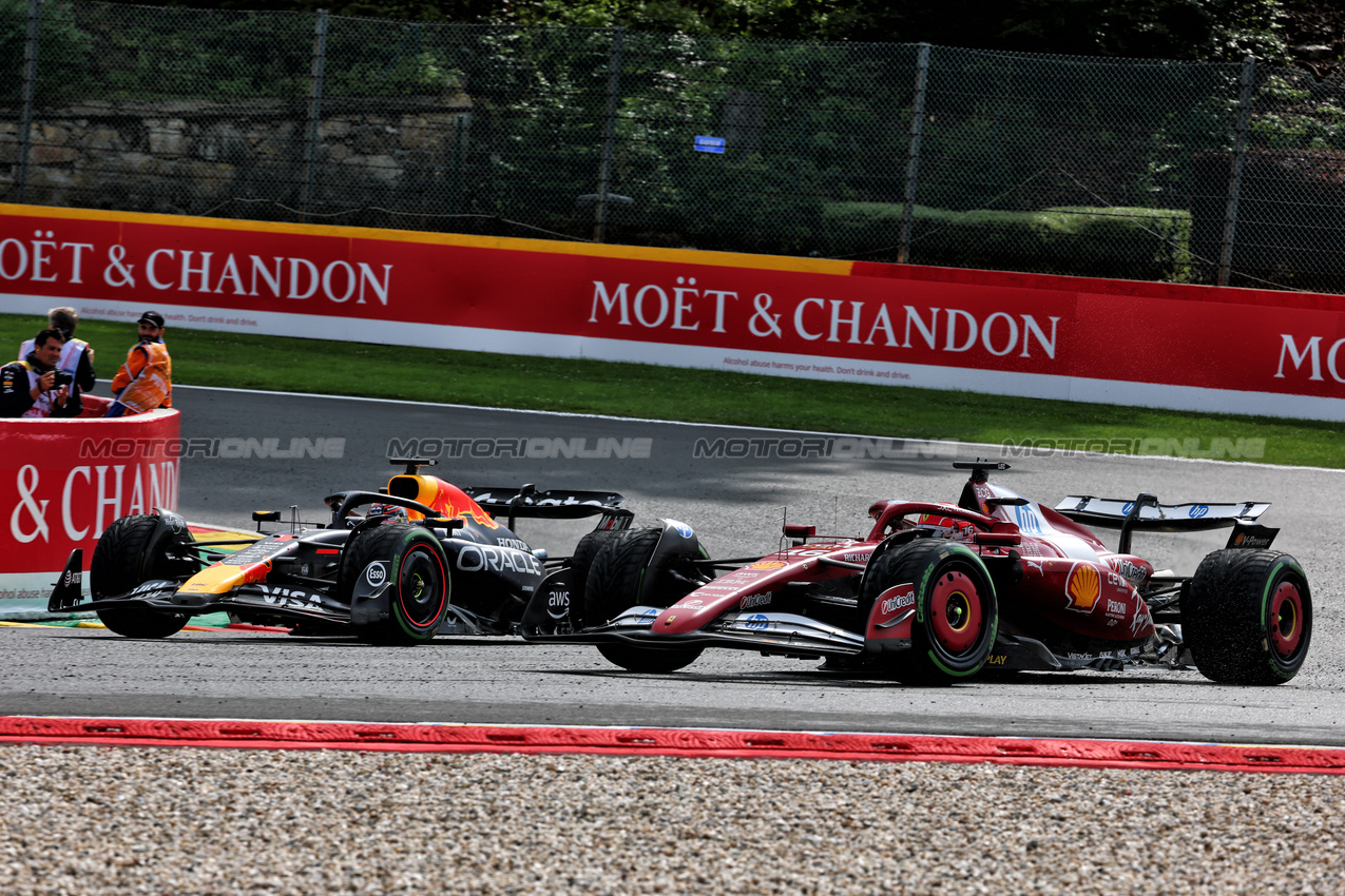 GP BELGIO, Max Verstappen (NLD) Red Bull Racing RB21 e Charles Leclerc (MON) Ferrari SF-25 battle for position.

27.07.2025. Formula 1 World Championship, Rd 13, Belgian Grand Prix, Spa Francorchamps, Belgium, Gara Day.

- www.xpbimages.com, EMail: requests@xpbimages.com © Copyright: Batchelor / XPB Images