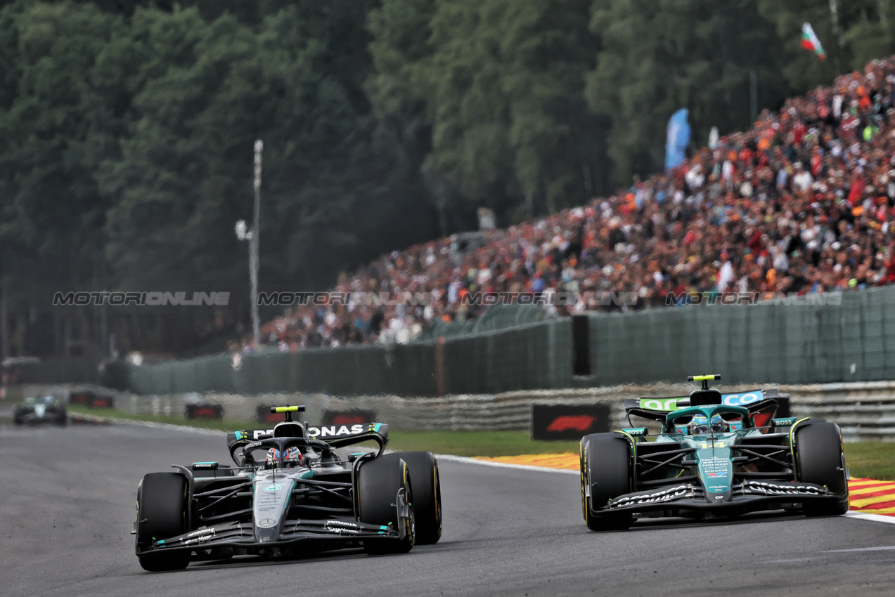 GP BELGIO, Andrea Kimi Antonelli (ITA) Mercedes AMG F1 W16 e Fernando Alonso (ESP) Aston Martin F1 Team AMR25 battle for position.

27.07.2025. Formula 1 World Championship, Rd 13, Belgian Grand Prix, Spa Francorchamps, Belgium, Gara Day.

- www.xpbimages.com, EMail: requests@xpbimages.com © Copyright: Bearne / XPB Images