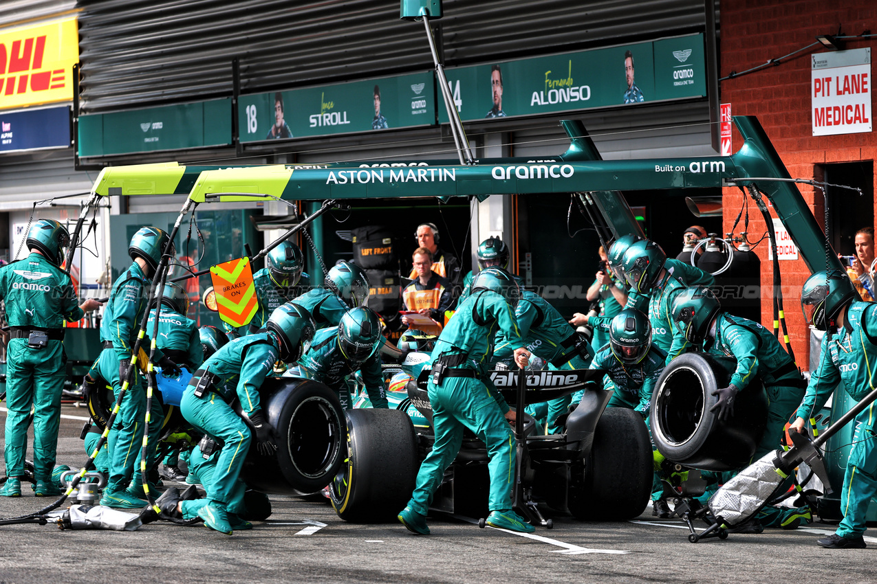 GP BELGIO, Fernando Alonso (ESP) Aston Martin F1 Team AMR25 makes a pit stop.

27.07.2025. Formula 1 World Championship, Rd 13, Belgian Grand Prix, Spa Francorchamps, Belgium, Gara Day.

- www.xpbimages.com, EMail: requests@xpbimages.com © Copyright: Batchelor / XPB Images