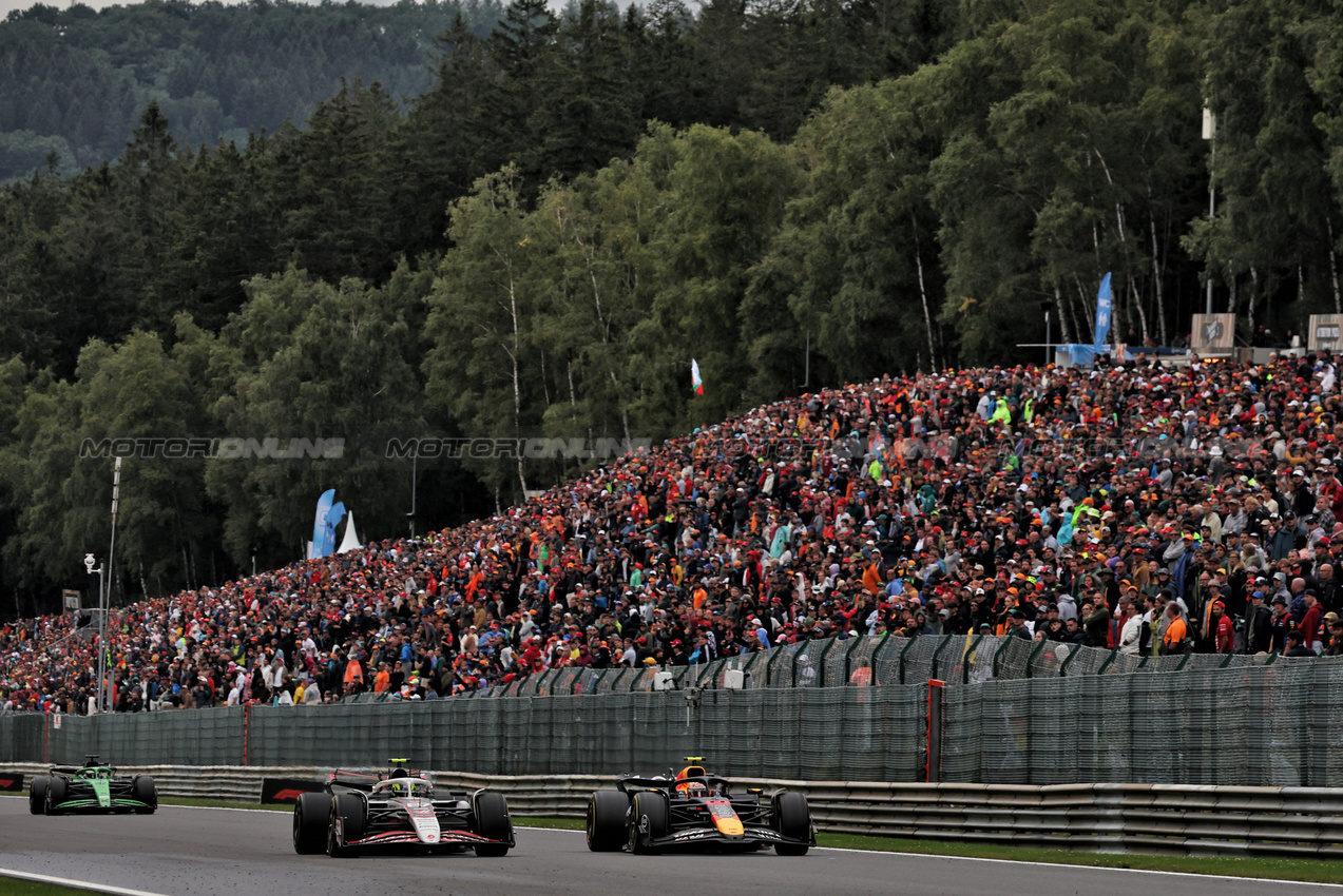 GP BELGIO, Oliver Bearman (GBR) Haas VF-25 e Yuki Tsunoda (JPN) Red Bull Racing RB21 battle for position.

27.07.2025. Formula 1 World Championship, Rd 13, Belgian Grand Prix, Spa Francorchamps, Belgium, Gara Day.

- www.xpbimages.com, EMail: requests@xpbimages.com © Copyright: Bearne / XPB Images