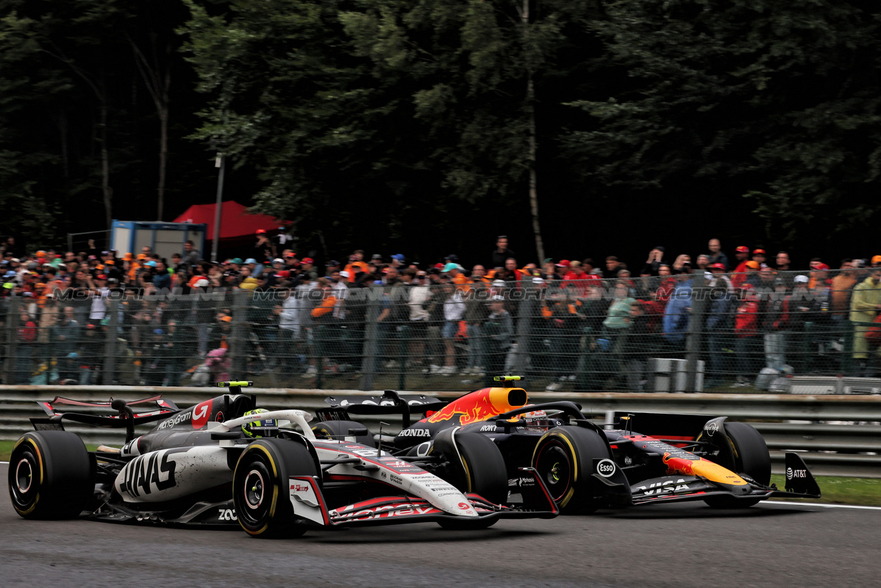 GP BELGIO, Oliver Bearman (GBR) Haas VF-25 e Yuki Tsunoda (JPN) Red Bull Racing RB21 battle for position.

27.07.2025. Formula 1 World Championship, Rd 13, Belgian Grand Prix, Spa Francorchamps, Belgium, Gara Day.

- www.xpbimages.com, EMail: requests@xpbimages.com © Copyright: Bearne / XPB Images