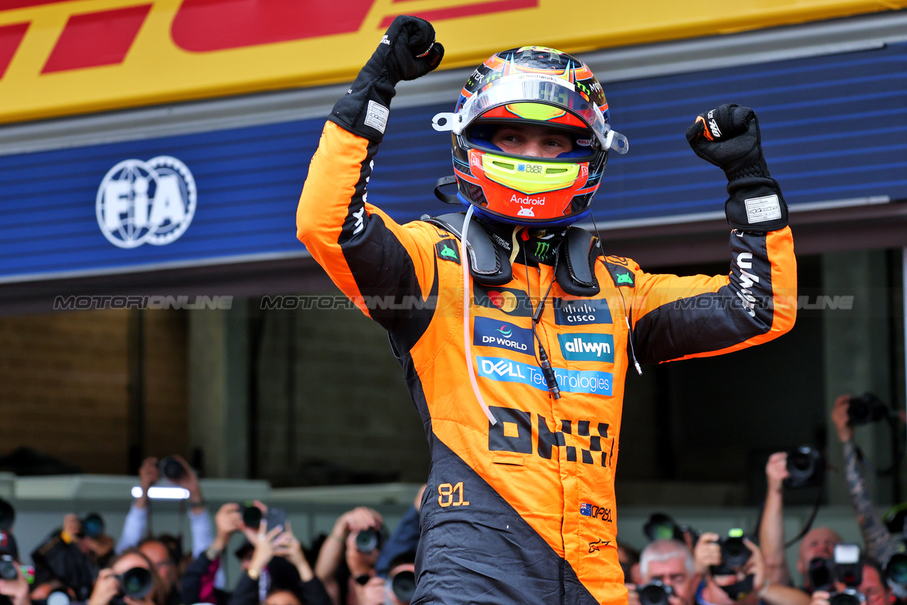 GP BELGIO, Gara winner Oscar Piastri (AUS) McLaren celebrates in parc ferme.

27.07.2025. Formula 1 World Championship, Rd 13, Belgian Grand Prix, Spa Francorchamps, Belgium, Gara Day.

- www.xpbimages.com, EMail: requests@xpbimages.com © Copyright: Batchelor / XPB Images