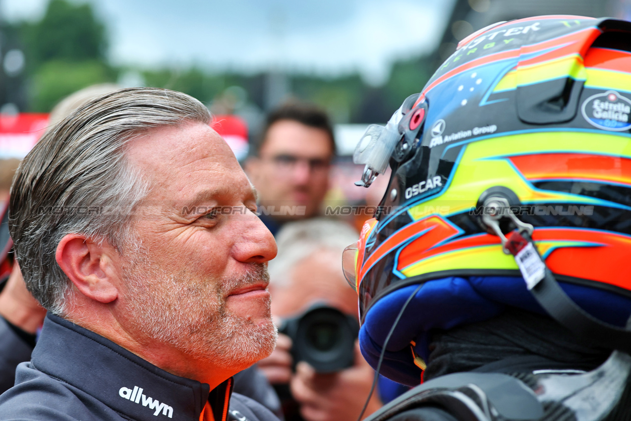 GP BELGIO, (L to R): Zak Brown (USA) McLaren Executive Director with vincitore Oscar Piastri (AUS) McLaren in parc ferme.

27.07.2025. Formula 1 World Championship, Rd 13, Belgian Grand Prix, Spa Francorchamps, Belgium, Gara Day.

- www.xpbimages.com, EMail: requests@xpbimages.com © Copyright: Batchelor / XPB Images