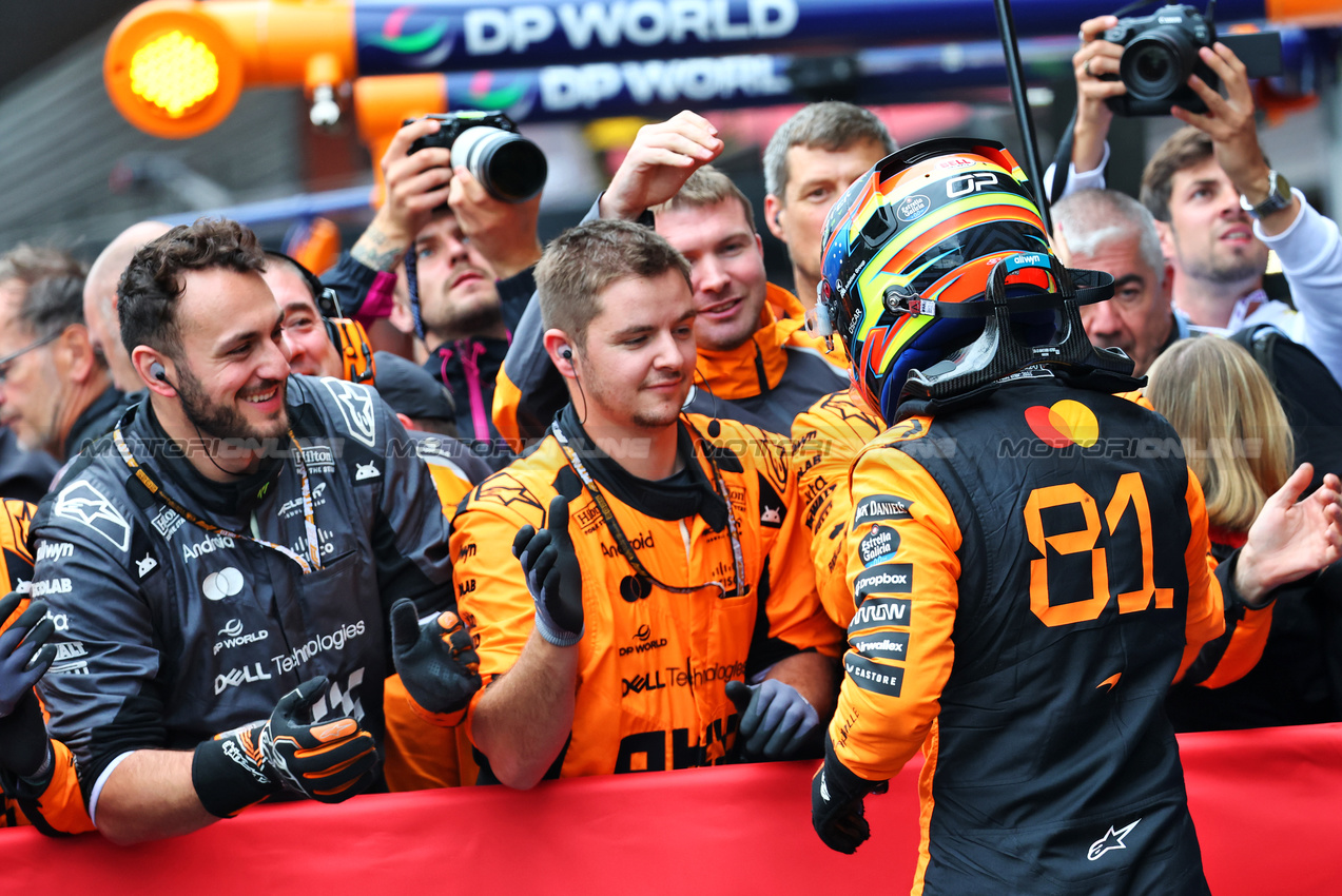 GP BELGIO, Gara winner Oscar Piastri (AUS) McLaren celebrates in parc ferme with the team.

27.07.2025. Formula 1 World Championship, Rd 13, Belgian Grand Prix, Spa Francorchamps, Belgium, Gara Day.

- www.xpbimages.com, EMail: requests@xpbimages.com © Copyright: Batchelor / XPB Images