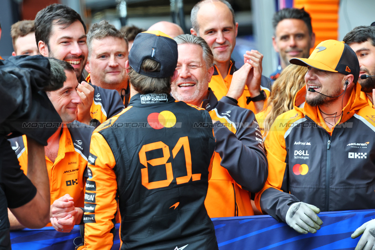 GP BELGIO, Gara winner Oscar Piastri (AUS) McLaren celebrates in parc ferme with Zak Brown (USA) McLaren Executive Director.

27.07.2025. Formula 1 World Championship, Rd 13, Belgian Grand Prix, Spa Francorchamps, Belgium, Gara Day.

- www.xpbimages.com, EMail: requests@xpbimages.com © Copyright: Batchelor / XPB Images