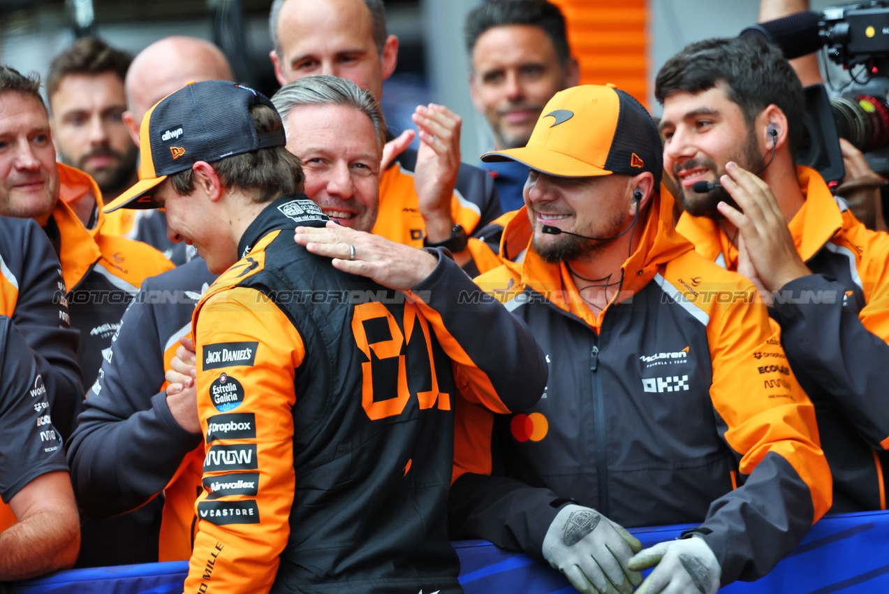 GP BELGIO, Gara winner Oscar Piastri (AUS) McLaren celebrates in parc ferme with Zak Brown (USA) McLaren Executive Director.

27.07.2025. Formula 1 World Championship, Rd 13, Belgian Grand Prix, Spa Francorchamps, Belgium, Gara Day.

- www.xpbimages.com, EMail: requests@xpbimages.com © Copyright: Batchelor / XPB Images