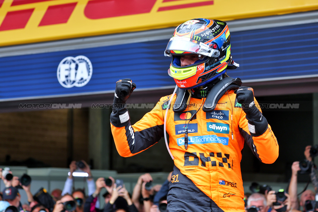 GP BELGIO, Gara winner Oscar Piastri (AUS) McLaren celebrates in parc ferme.

27.07.2025. Formula 1 World Championship, Rd 13, Belgian Grand Prix, Spa Francorchamps, Belgium, Gara Day.

- www.xpbimages.com, EMail: requests@xpbimages.com © Copyright: Batchelor / XPB Images