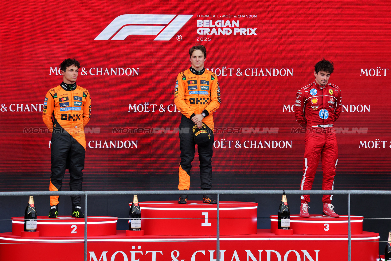 GP BELGIO, The podium (L to R): Lando Norris (GBR) McLaren, second; Oscar Piastri (AUS) McLaren, vincitore; Charles Leclerc (MON) Ferrari, third.

27.07.2025. Formula 1 World Championship, Rd 13, Belgian Grand Prix, Spa Francorchamps, Belgium, Gara Day.

- www.xpbimages.com, EMail: requests@xpbimages.com © Copyright: Moy / XPB Images