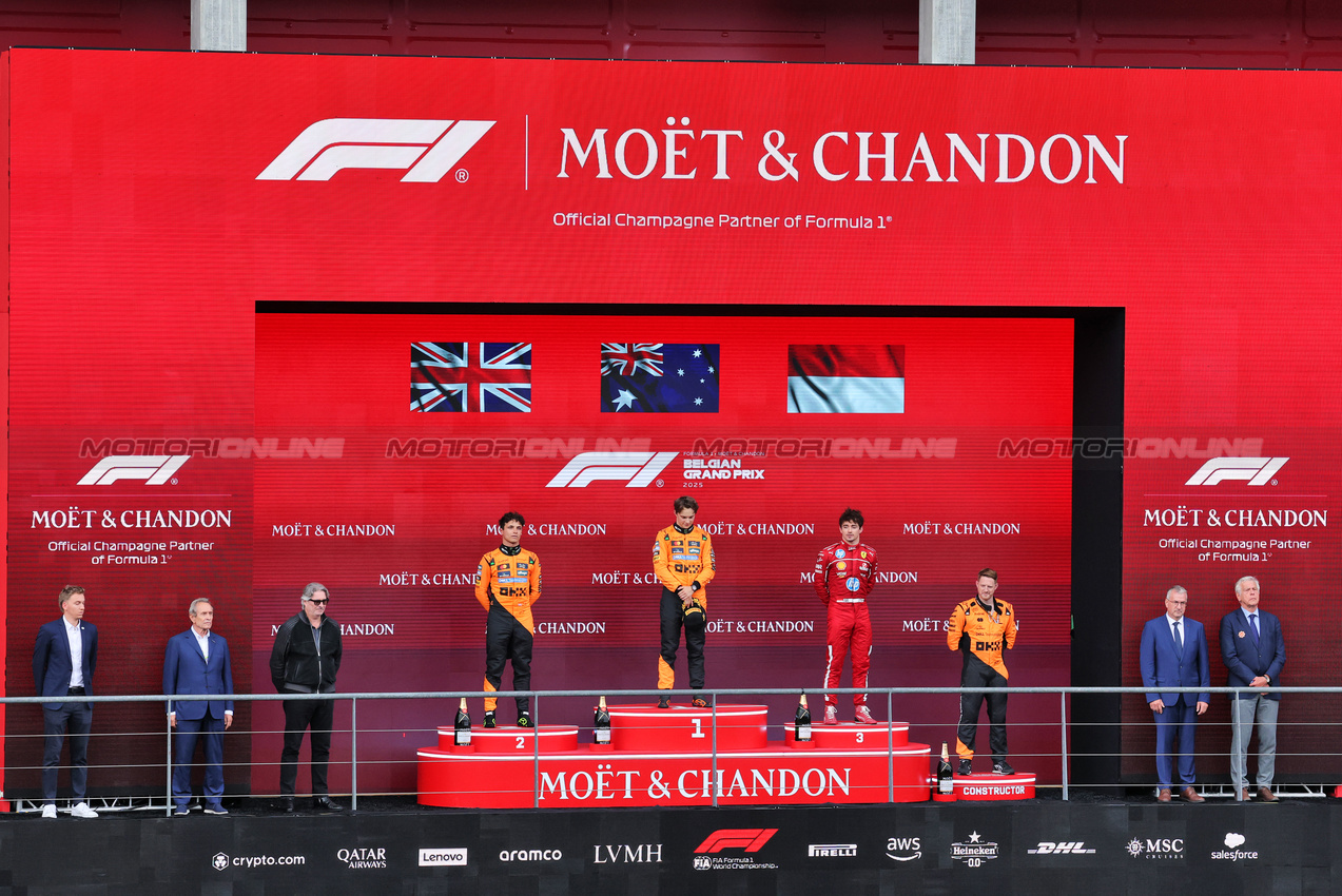 GP BELGIO, The podium (L to R): Lando Norris (GBR) McLaren, second; Oscar Piastri (AUS) McLaren, vincitore; Charles Leclerc (MON) Ferrari, third.

27.07.2025. Formula 1 World Championship, Rd 13, Belgian Grand Prix, Spa Francorchamps, Belgium, Gara Day.

- www.xpbimages.com, EMail: requests@xpbimages.com © Copyright: Moy / XPB Images
