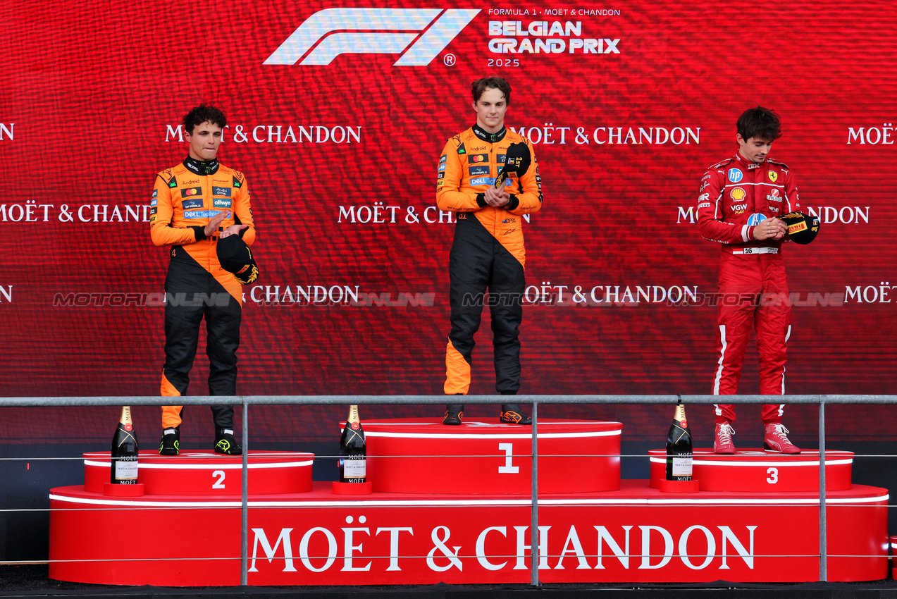 GP BELGIO, The podium (L to R): Lando Norris (GBR) McLaren, second; Oscar Piastri (AUS) McLaren, vincitore; Charles Leclerc (MON) Ferrari, third.

27.07.2025. Formula 1 World Championship, Rd 13, Belgian Grand Prix, Spa Francorchamps, Belgium, Gara Day.

- www.xpbimages.com, EMail: requests@xpbimages.com © Copyright: Moy / XPB Images