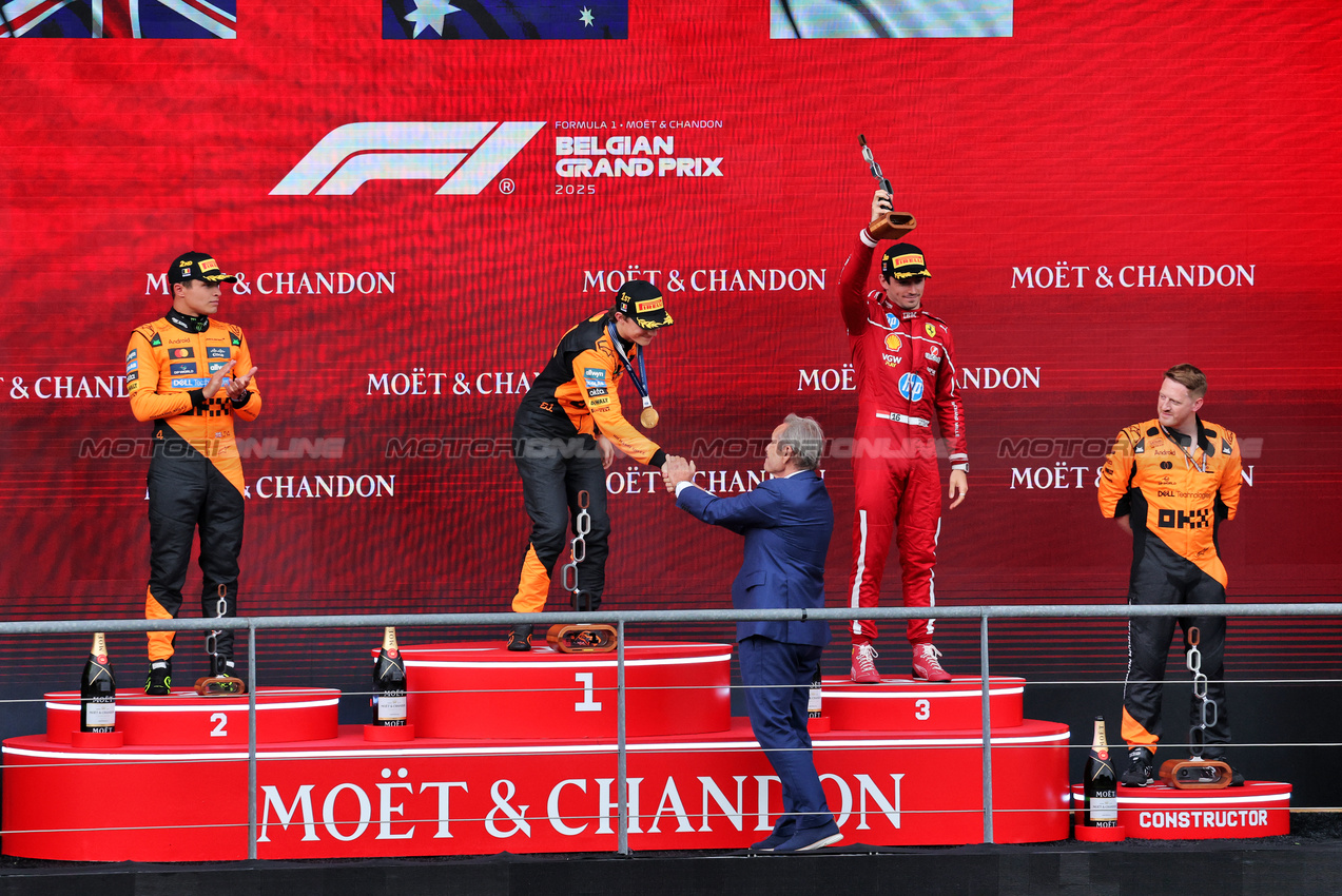 GP BELGIO, The podium (L to R): Lando Norris (GBR) McLaren, second; Oscar Piastri (AUS) McLaren, vincitore; Jacky Ickx (BEL); Charles Leclerc (MON) Ferrari, third.

27.07.2025. Formula 1 World Championship, Rd 13, Belgian Grand Prix, Spa Francorchamps, Belgium, Gara Day.

- www.xpbimages.com, EMail: requests@xpbimages.com © Copyright: Moy / XPB Images
