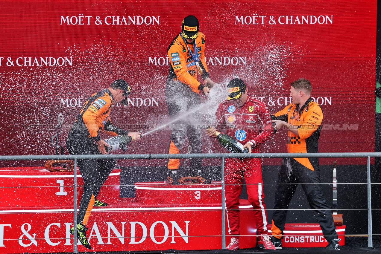GP BELGIO, The podium (L to R): Lando Norris (GBR) McLaren, second; Oscar Piastri (AUS) McLaren, vincitore; Charles Leclerc (MON) Ferrari, third.

27.07.2025. Formula 1 World Championship, Rd 13, Belgian Grand Prix, Spa Francorchamps, Belgium, Gara Day.

- www.xpbimages.com, EMail: requests@xpbimages.com © Copyright: Moy / XPB Images