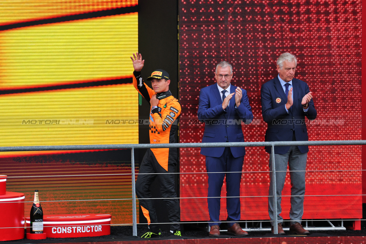 GP BELGIO, Lando Norris (GBR) McLaren celebrates his second position on the podium.

27.07.2025. Formula 1 World Championship, Rd 13, Belgian Grand Prix, Spa Francorchamps, Belgium, Gara Day.

- www.xpbimages.com, EMail: requests@xpbimages.com © Copyright: Moy / XPB Images