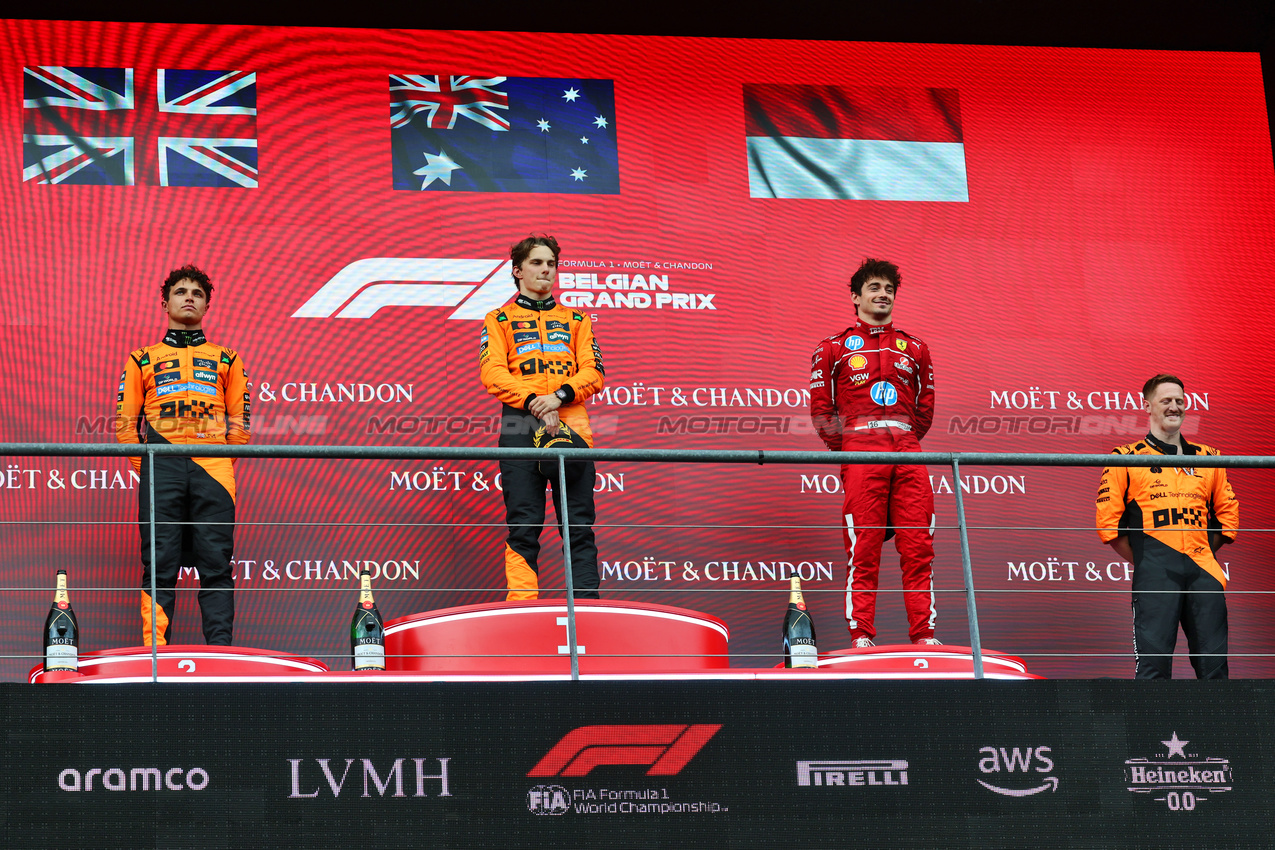 GP BELGIO, The podium (L to R): Lando Norris (GBR) McLaren, second; Oscar Piastri (AUS) McLaren, vincitore; Charles Leclerc (MON) Ferrari, third.

27.07.2025. Formula 1 World Championship, Rd 13, Belgian Grand Prix, Spa Francorchamps, Belgium, Gara Day.

- www.xpbimages.com, EMail: requests@xpbimages.com © Copyright: Batchelor / XPB Images