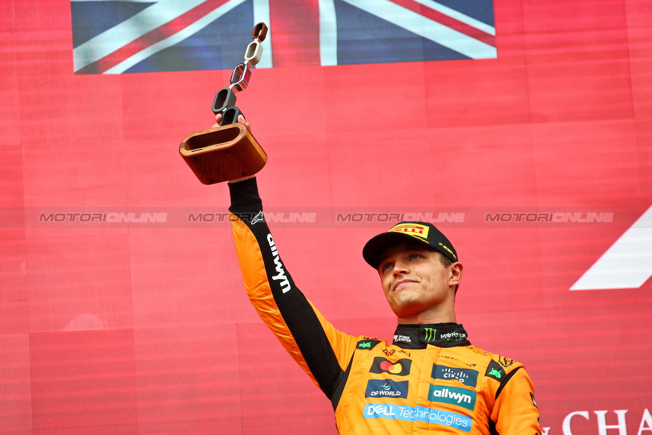 GP BELGIO, Lando Norris (GBR) McLaren celebrates his second position on the podium.

27.07.2025. Formula 1 World Championship, Rd 13, Belgian Grand Prix, Spa Francorchamps, Belgium, Gara Day.

- www.xpbimages.com, EMail: requests@xpbimages.com © Copyright: Batchelor / XPB Images