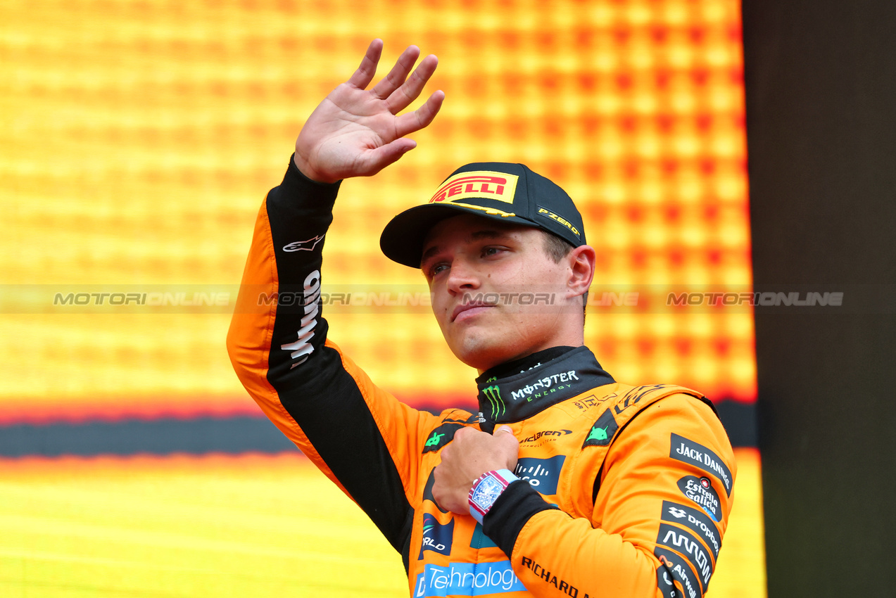 GP BELGIO, Lando Norris (GBR) McLaren celebrates his second position on the podium.

27.07.2025. Formula 1 World Championship, Rd 13, Belgian Grand Prix, Spa Francorchamps, Belgium, Gara Day.

- www.xpbimages.com, EMail: requests@xpbimages.com © Copyright: Batchelor / XPB Images