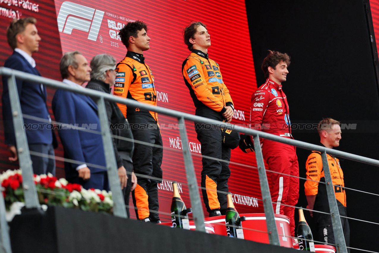 GP BELGIO, The podium (L to R): Lando Norris (GBR) McLaren, second; Oscar Piastri (AUS) McLaren, vincitore; Charles Leclerc (MON) Ferrari, third.

27.07.2025. Formula 1 World Championship, Rd 13, Belgian Grand Prix, Spa Francorchamps, Belgium, Gara Day.

- www.xpbimages.com, EMail: requests@xpbimages.com © Copyright: Charniaux / XPB Images