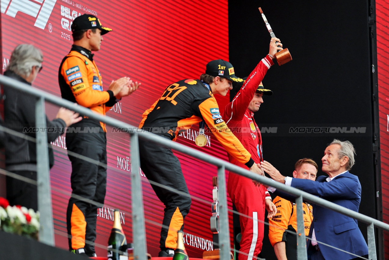 GP BELGIO, The podium (L to R): Lando Norris (GBR) McLaren, second; Oscar Piastri (AUS) McLaren, vincitore; Charles Leclerc (MON) Ferrari, third; Jacky Ickx (BEL).

27.07.2025. Formula 1 World Championship, Rd 13, Belgian Grand Prix, Spa Francorchamps, Belgium, Gara Day.

- www.xpbimages.com, EMail: requests@xpbimages.com © Copyright: Charniaux / XPB Images