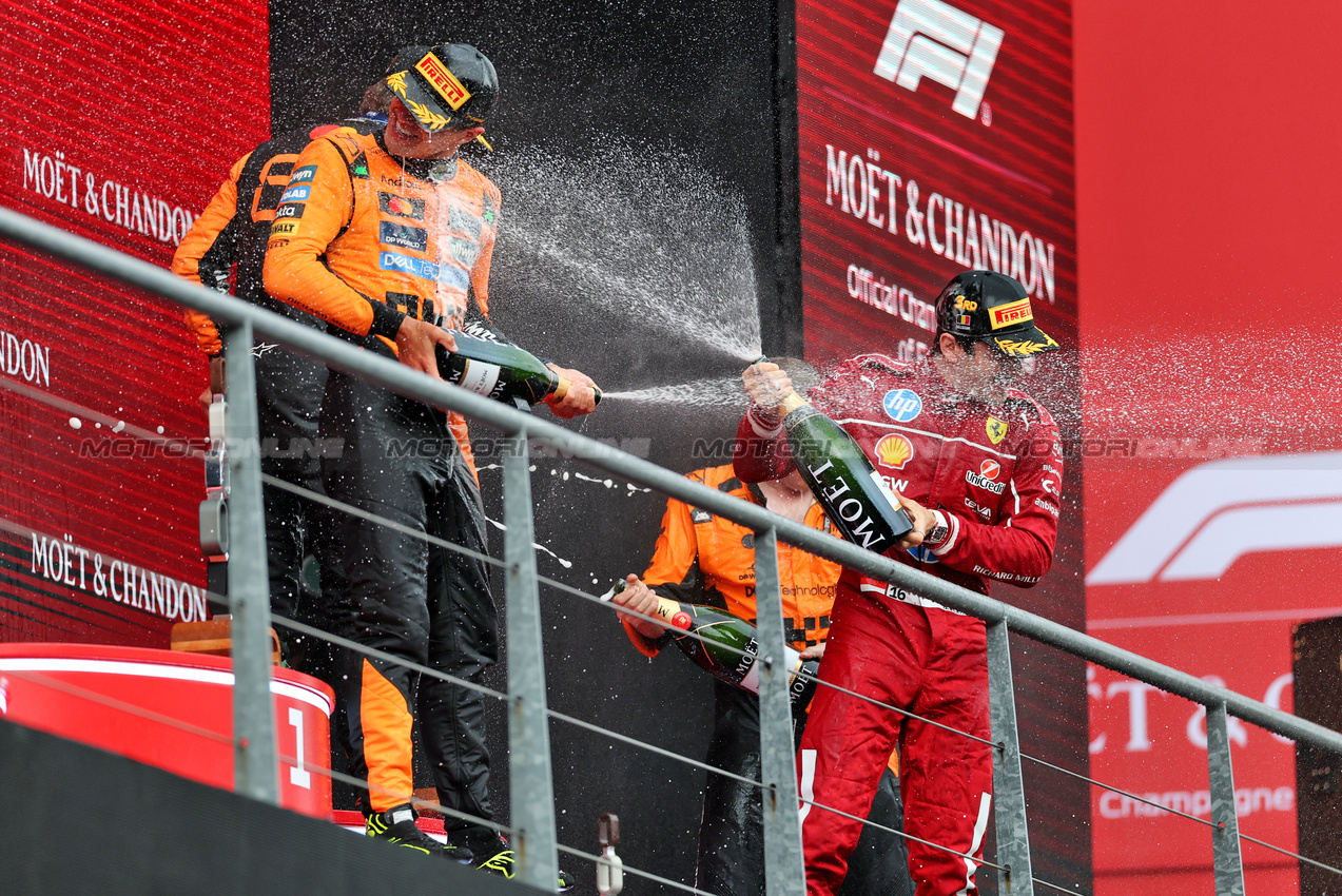 GP BELGIO, (L to R): Lando Norris (GBR) McLaren celebrates his second position on the podium with third placed Charles Leclerc (MON) Ferrari.

27.07.2025. Formula 1 World Championship, Rd 13, Belgian Grand Prix, Spa Francorchamps, Belgium, Gara Day.

- www.xpbimages.com, EMail: requests@xpbimages.com © Copyright: Charniaux / XPB Images
