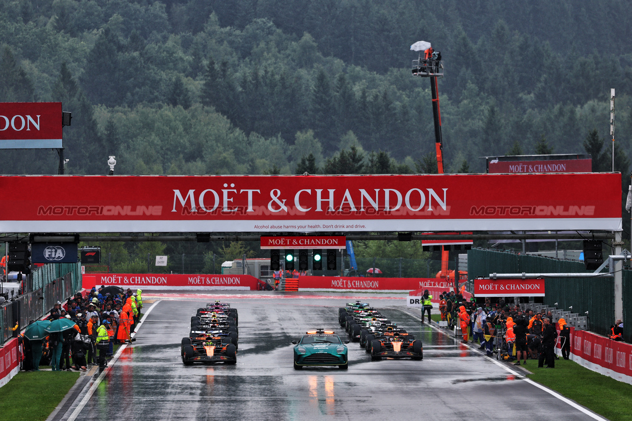 GP BELGIO, Lando Norris (GBR) McLaren MCL39 davanti a behind the Aston Martin FIA Safety Car on the Formation Lap.

27.07.2025. Formula 1 World Championship, Rd 13, Belgian Grand Prix, Spa Francorchamps, Belgium, Gara Day.

- www.xpbimages.com, EMail: requests@xpbimages.com © Copyright: Batchelor / XPB Images