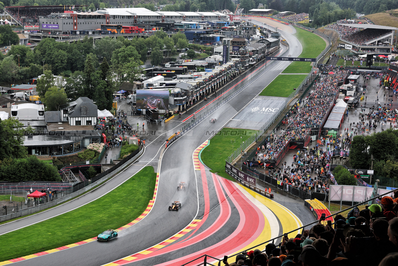 GP BELGIO, Lando Norris (GBR) McLaren MCL39 davanti a behind the Aston Martin FIA Safety Car.

27.07.2025. Formula 1 World Championship, Rd 13, Belgian Grand Prix, Spa Francorchamps, Belgium, Gara Day.

- www.xpbimages.com, EMail: requests@xpbimages.com © Copyright: Moy / XPB Images