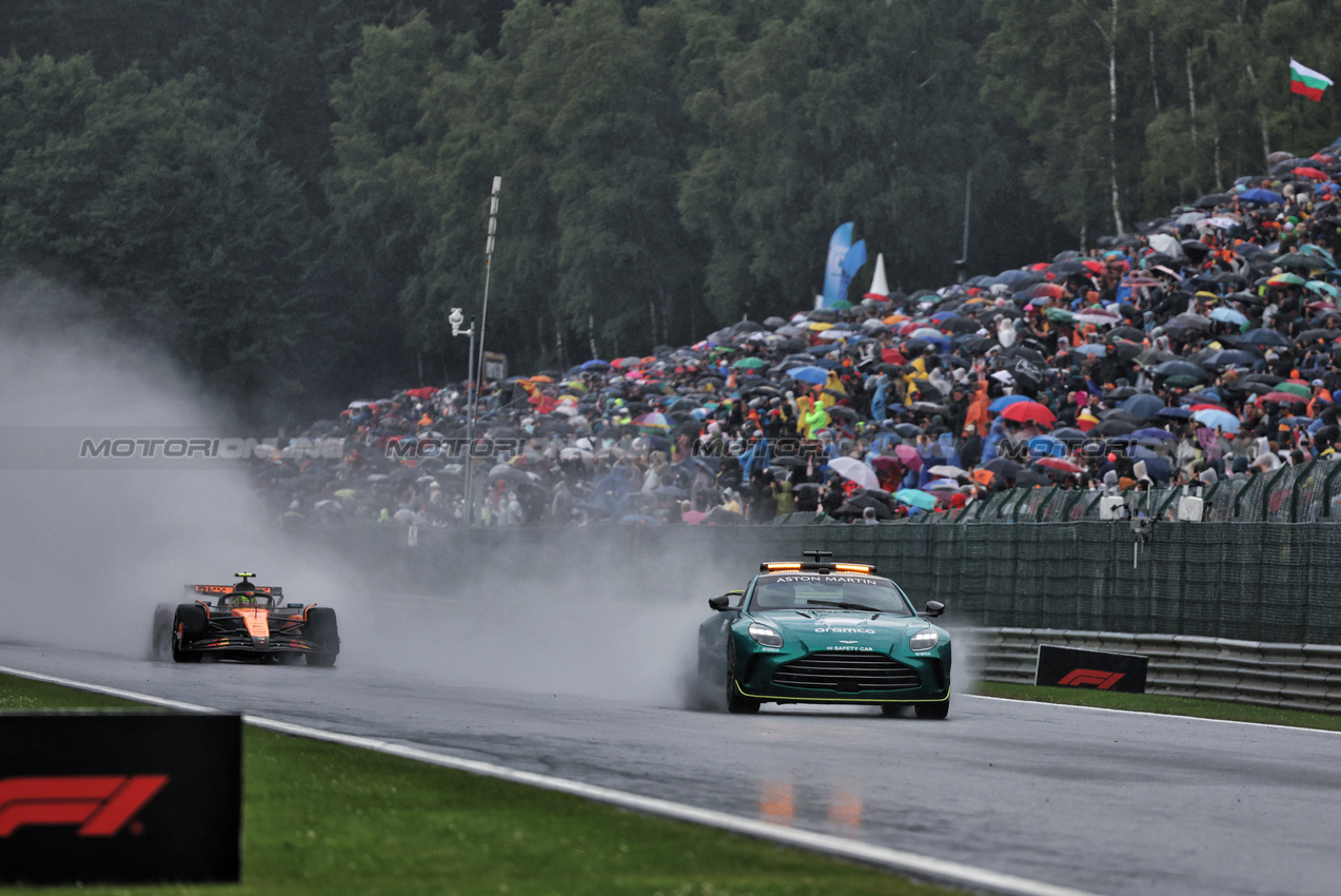 GP BELGIO, Lando Norris (GBR) McLaren MCL39 davanti a behind the Aston Martin FIA Safety Car.

27.07.2025. Formula 1 World Championship, Rd 13, Belgian Grand Prix, Spa Francorchamps, Belgium, Gara Day.

- www.xpbimages.com, EMail: requests@xpbimages.com © Copyright: Bearne / XPB Images