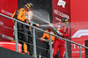 GP BELGIO, (L to R): Lando Norris (GBR) McLaren celebrates his second position on the podium with third placed Charles Leclerc (MON) Ferrari.

27.07.2025. Formula 1 World Championship, Rd 13, Belgian Grand Prix, Spa Francorchamps, Belgium, Gara Day.

- www.xpbimages.com, EMail: requests@xpbimages.com © Copyright: Charniaux / XPB Images