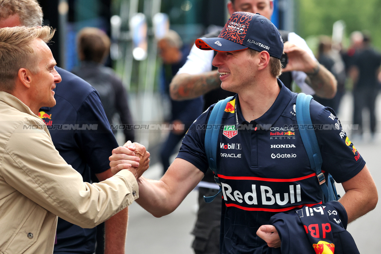 GP BELGIO, (L to R): Heikki Kovalainen (FIN) with Max Verstappen (NLD) Red Bull Racing.

24.07.2025. Formula 1 World Championship, Rd 13, Belgian Grand Prix, Spa Francorchamps, Belgium, Preparation Day.

- www.xpbimages.com, EMail: requests@xpbimages.com © Copyright: Bearne / XPB Images