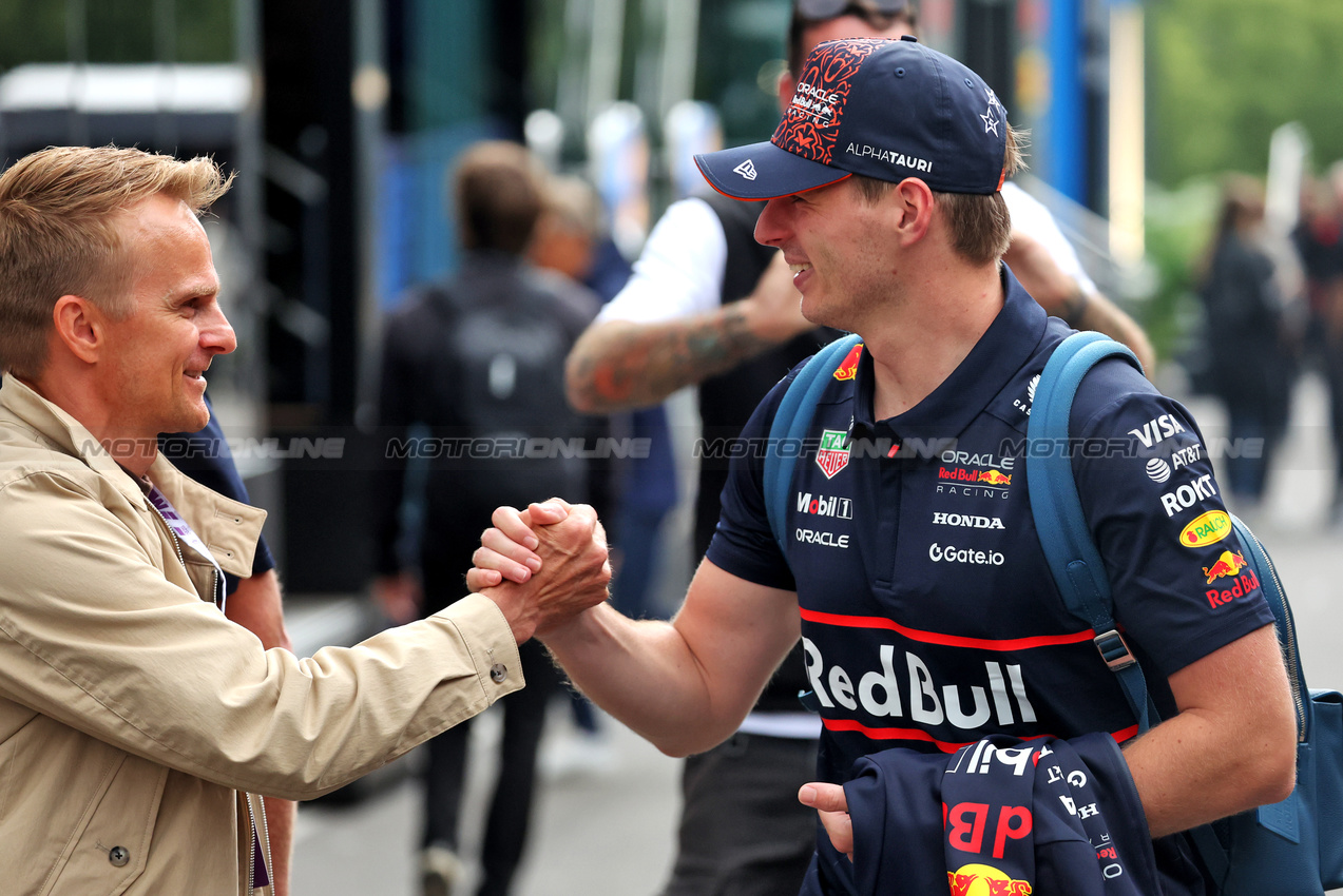 GP BELGIO, (L to R): Heikki Kovalainen (FIN) with Max Verstappen (NLD) Red Bull Racing.

24.07.2025. Formula 1 World Championship, Rd 13, Belgian Grand Prix, Spa Francorchamps, Belgium, Preparation Day.

- www.xpbimages.com, EMail: requests@xpbimages.com © Copyright: Bearne / XPB Images