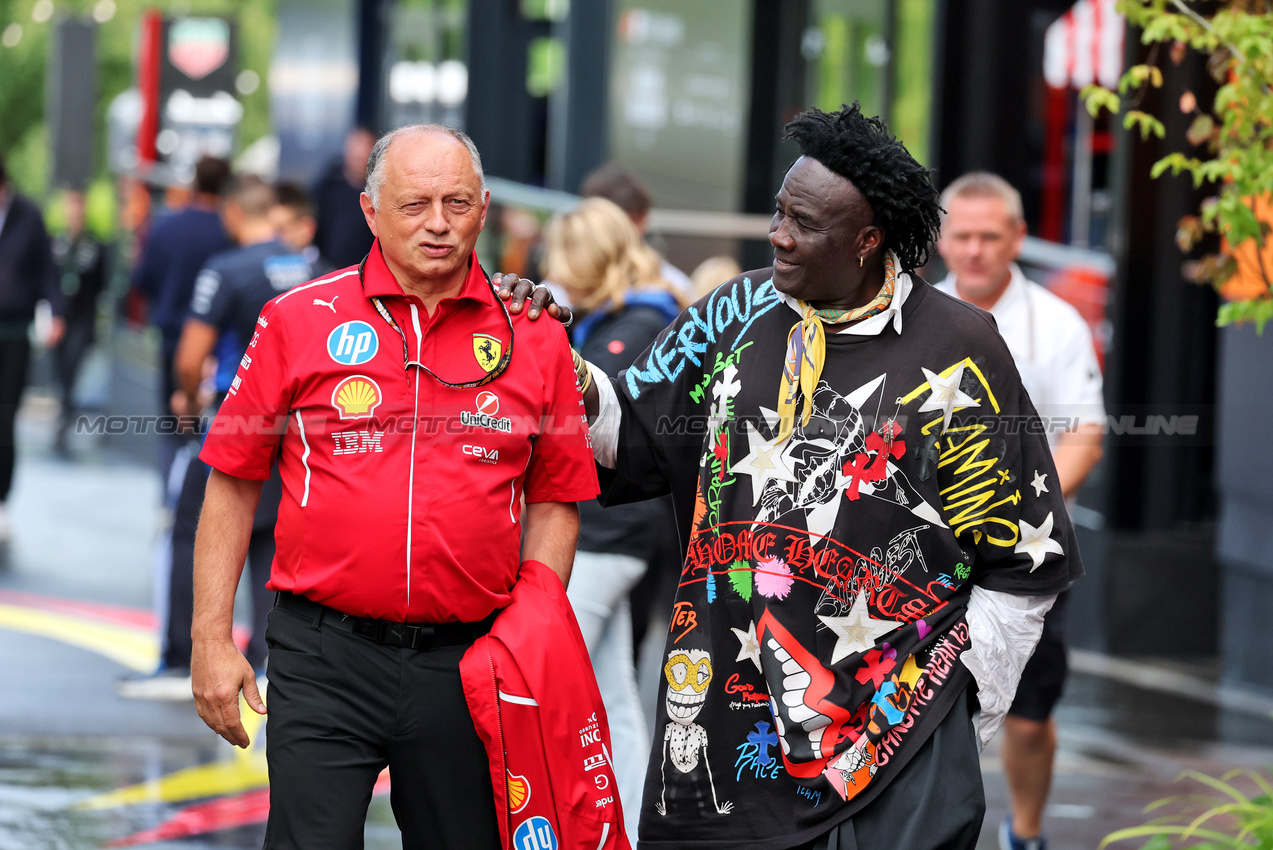 GP BELGIO, (L to R): Frederic Vasseur (FRA) Ferrari Team Principal with Mr Moko (SEN) Crown Hearts Jewelry.

24.07.2025. Formula 1 World Championship, Rd 13, Belgian Grand Prix, Spa Francorchamps, Belgium, Preparation Day.

- www.xpbimages.com, EMail: requests@xpbimages.com © Copyright: Moy / XPB Images