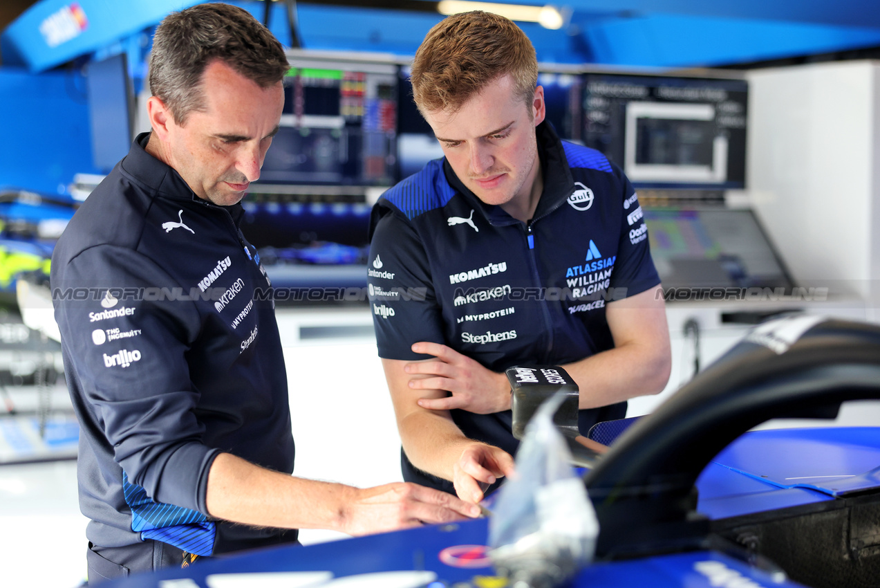 GP BELGIO, (L to R): Dave Robson (GBR) Atlassian Williams Racing Head of Vehicle Performance with Daniel Almond (GBR) Atlassian Williams Racing Trackside Coordination Engineer.

24.07.2025. Formula 1 World Championship, Rd 13, Belgian Grand Prix, Spa Francorchamps, Belgium, Preparation Day.

- www.xpbimages.com, EMail: requests@xpbimages.com © Copyright: Bearne / XPB Images
