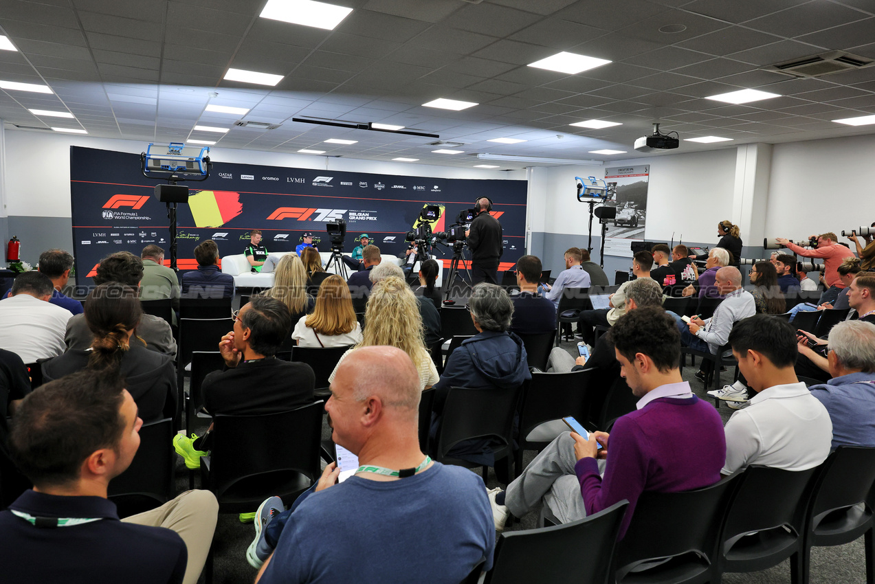 GP BELGIO, (L to R): Nico Hulkenberg (GER) Sauber; Franco Colapinto (ARG) Alpine F1 Team; e Fernando Alonso (ESP) Aston Martin F1 Team in the FIA Press Conference.

24.07.2025. Formula 1 World Championship, Rd 13, Belgian Grand Prix, Spa Francorchamps, Belgium, Preparation Day.

- www.xpbimages.com, EMail: requests@xpbimages.com © Copyright: Moy / XPB Images