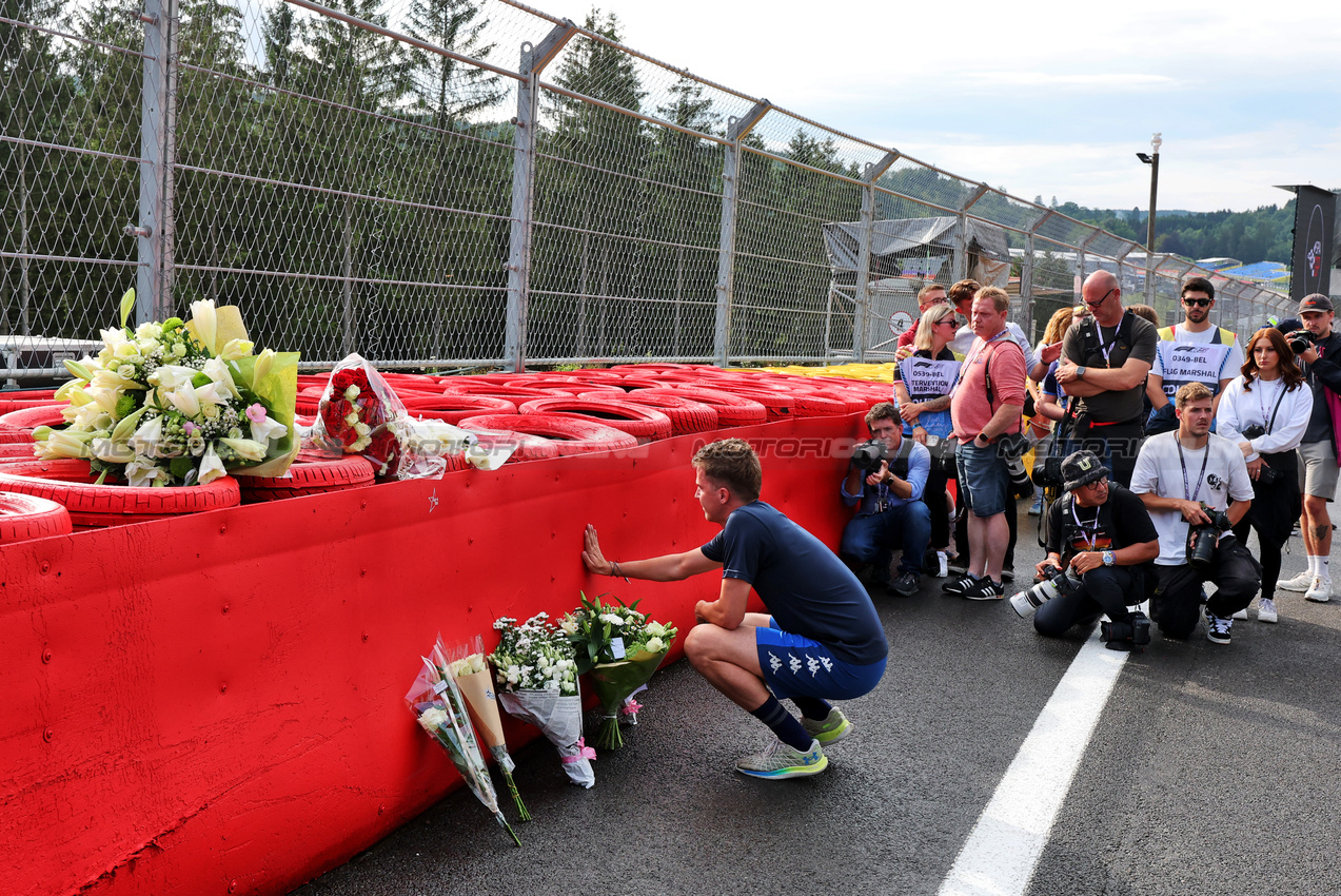 GP BELGIO, Pierre Gasly (FRA) Alpine F1 Team pays his respects to Anthoine Hubert.

24.07.2025. Formula 1 World Championship, Rd 13, Belgian Grand Prix, Spa Francorchamps, Belgium, Preparation Day.

- www.xpbimages.com, EMail: requests@xpbimages.com © Copyright: Moy / XPB Images