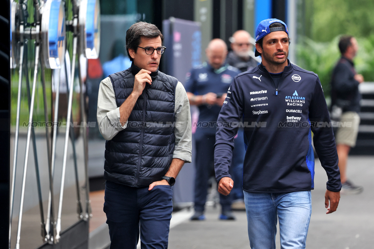 GP BELGIO, (L to R):Carlos Onoro Sainz (ESP) Driver Manager with Carlos Sainz (ESP) Atlassian Williams Racing.

24.07.2025. Formula 1 World Championship, Rd 13, Belgian Grand Prix, Spa Francorchamps, Belgium, Preparation Day.

- www.xpbimages.com, EMail: requests@xpbimages.com © Copyright: Bearne / XPB Images